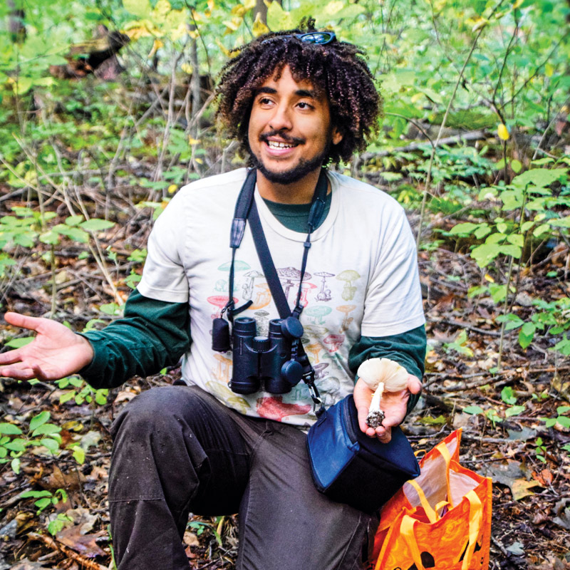 Marcus Rosten ’15 teaching a class on fungi.